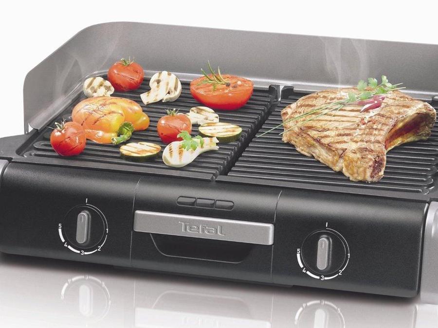 Tefal, TG8000, griglia elettrica con superficie a doppia cottura, suddivisa in griglia e antiaderente liscia, con funzionamenti e termostati indipedenti per preparare in modi diversi gli alimenti. Lavabile in lavastoviglie, è dotata di un sistema di recupero dei grassi. Potenza totale 2800 Watt